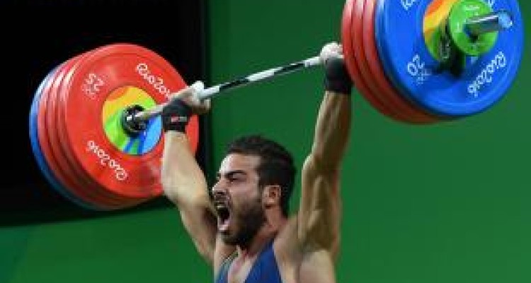 کیانوش رستمی اسیر غرور و خود رای بودنش شد/ برادر او جز فیلم گرفتن چه کرد؟