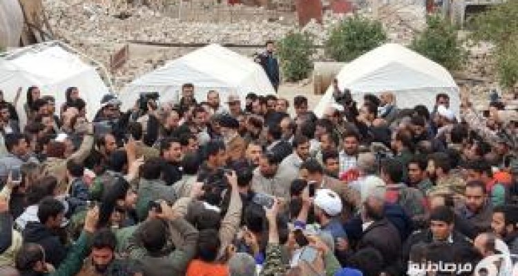 حضور رهبر انقلاب در جمع مردم روستای زلزله زده کوئیک