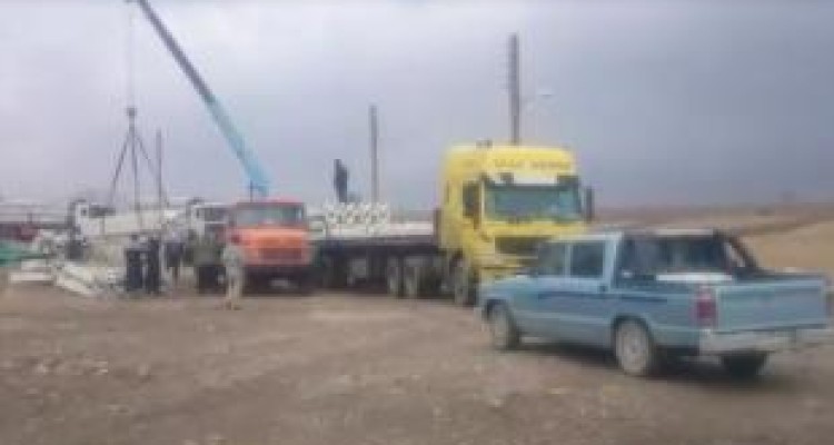 تلاش جهادگران سپاه پاسداران زیر باران برای اسکان موقت مردم زلزله زده 