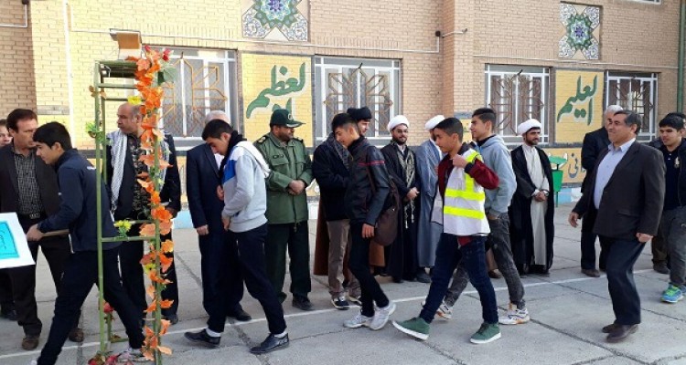 اعزام دانش آموزان بسیجی به اردوی راهیان نور در اسلام آبادغرب+تصاویر