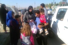 توزیع غذای گرم بین زلزله‌زدگان در سرپل ذهاب+ تصاویر