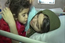  دختری که برای نجات خواهرش در زیر آوارهای زلزله قطع نخاع شد + فیلم