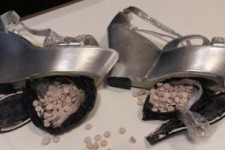 کشف ۳۹۵ حب قرص ترامادل از زیره کفش زنانه توسط گمرک کرمانشاه