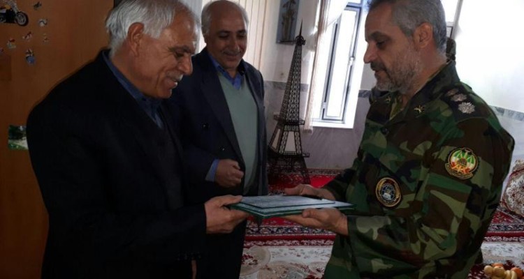 دیدار فرمانده تیپ۱۸۱ ارتش با خانواده مدافع حرم اسلام آبادغرب+تصاویر