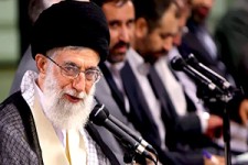 شعرخوانی به یاد بازماندگان زلزله بم در حضور رهبر انقلاب + فیلم 