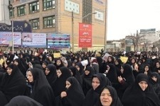 قیام مردم تاکستان علیه آشوبگران با در دست داشتن قرآن های سوخته شده توسط اغتشاش گران + فیلم 