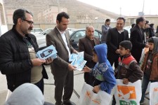 اهدای بسته های فرهنگی به دانش آموزان مسکن مهر اسلام آباد غرب +تصاویر