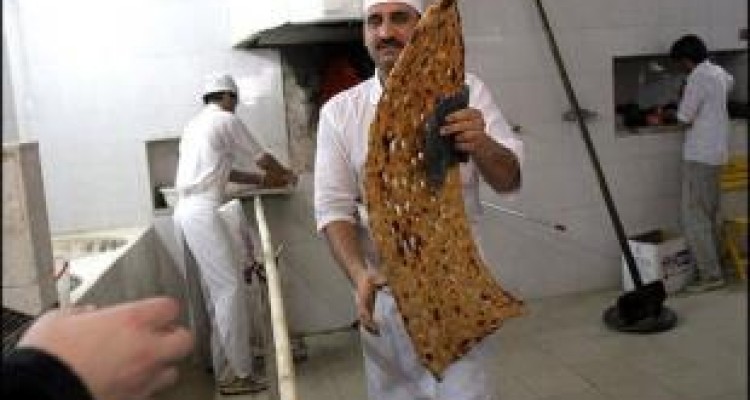 تغییر نانوایی یارانه‌ای به آزادپز تخلف است/افزایش قیمت نان نداریم