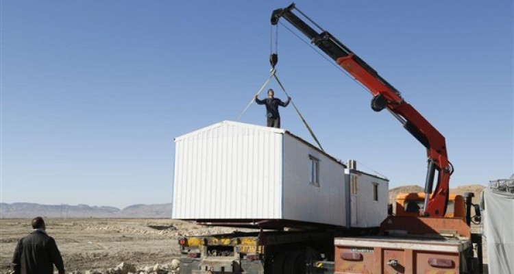 تداوم اهدای کانکس به زلزله‌زدگان اسلام آبادغرب