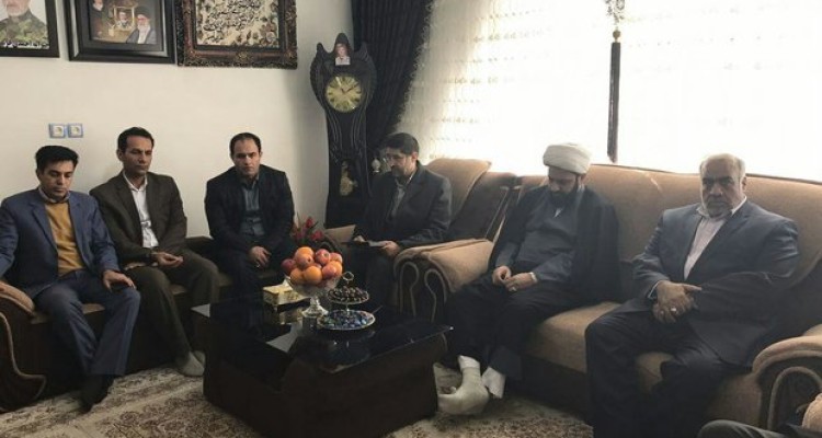 دیدار استاندارکرمانشاه باخانواده شهید مدافع حرم خیرالله احمدی فرد