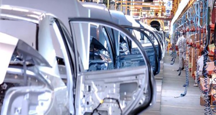 خودکفایی در حوزه تولید خودروهای سواری، سنگین ، نیمه سنگین و تجهیزات زرهی بعد از انقلاب/ رشد 200 درصدی صادرات خودرو در سال جاری