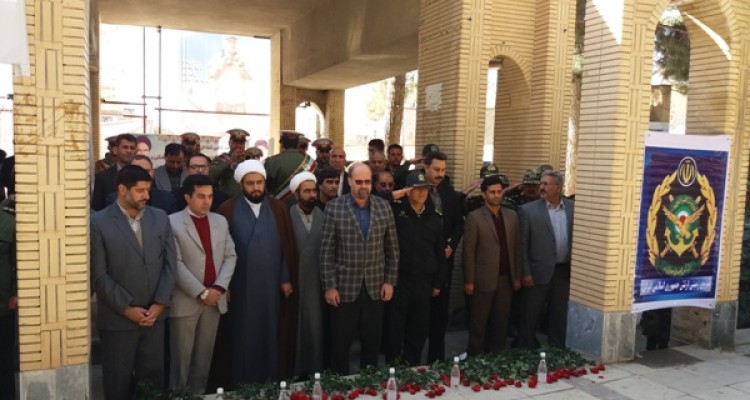 غبارروبی و عطرافشانی مزار شهدا در  اسلام آبادغرب+تصاویر