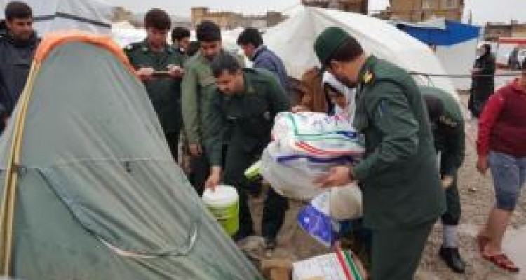 اثاث خانه به دوش ها بر روی آب/ باز هم نیروهای مسلح دست به کار شدند/ فرماندار: به مردم هشدار داده بودیم!