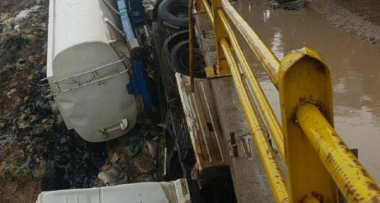 واژگونی تریلر حامل مواد نفتی در کمربندی اسلام آبادغرب+تصاویر