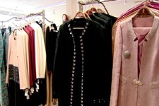 کیفیت پوشاک و مانتوهای ایرانی در بازار شب عید + فیلم 