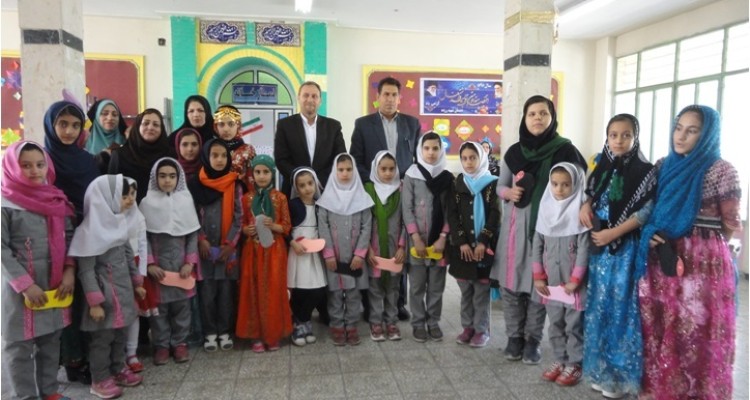 دانش آموزان اسلام آبادغرب پیشاپیش سفره رنگین هفت سین پهن کردند 