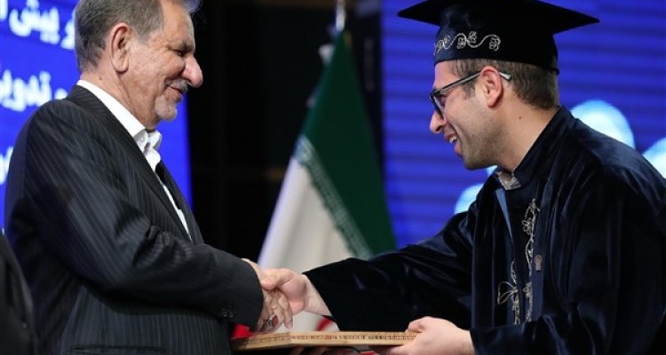 تجلیل از مدرس گروه برق دانشگاه آزاد اسلامی واحد اسلام آباد غرب