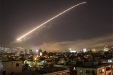 حمله موشکی شبانه به حمص و دمشق/ پدافند هوایی سوریه موشک‌ها را ساقط کرد