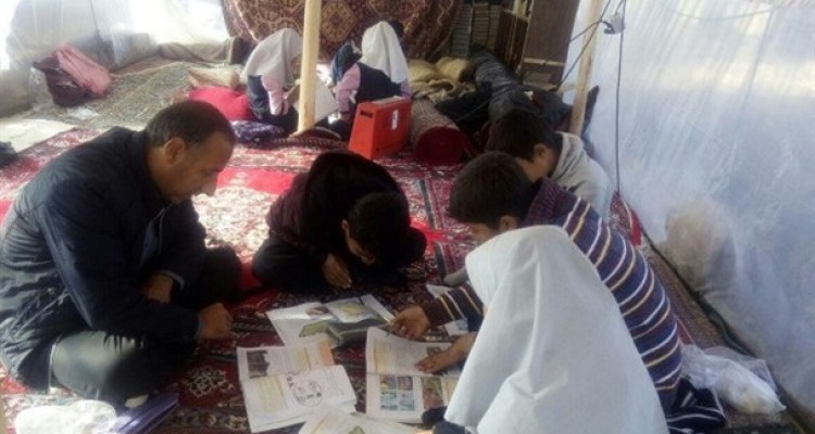 معلمی که برای ۲۲ دانش آموز روستای زلزله زده تپانی پدری می کند/ شاگردانم از سقف می ترسند