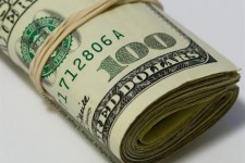 انتقال بازار ارز از چهارراه استانبول به درب منازل مردم/ خرید و فروش دلار توسط سوداگران بازار ارز با قیمت های نجومی نتیجه سیاست های ارزی نادرست دولت است