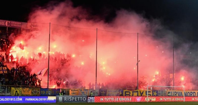 تماشاچیانی که از اشتیاق زیاد، ورزشگاه را به آتش کشیدند! + فیلم 