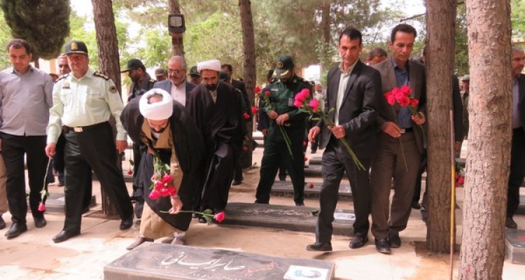 غبارروبی گلزار شهدای اسلام آبادغرب همزمان با سالروز فتح خرمشهر 