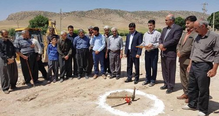 گلنگ زنی سیزدهمین مدرسه بعد از زلزله توسط خیرین در روستای طلسم دالاهو