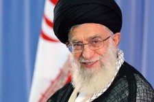 رهبر انقلاب در حیاط خانه پدری +عکس 