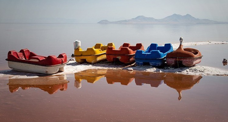 قرمز شدن آب دریاچه ارومیه/تصاویر
