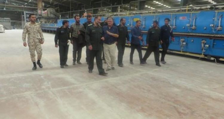 تلاش کارگران برای تولید کاری جهادی است/ از ظرفیت عظیم کاشی سازی کاژه در بازسازی مناطق زلزله زده استفاده شود