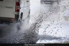 عمل غیرانسانی راننده مردم آزار در روز بارانی! +فیلم 