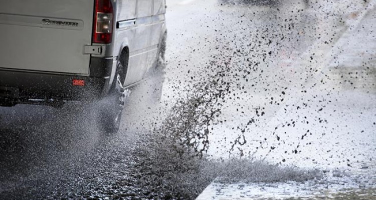 عمل غیرانسانی راننده مردم آزار در روز بارانی! +فیلم 