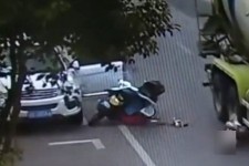 کلاه کاسکت، ناجی زن موتو سوار شد +فیلم 