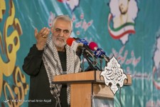 سردار سلیمانی خطاب به آمریکایی‌ها: تمام توان شما چرخاندن یک زن ولگرد در تلویزیون‌هاست؟ +فیلم 