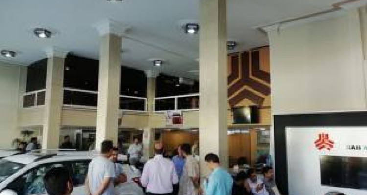 صف طولانی در نمایندگی‌های خودرو و سرگردانی خریداران کرمانشاهی