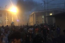 حمله افراد ناشناس به کنسولگری ایران در بصره+تصاویر 