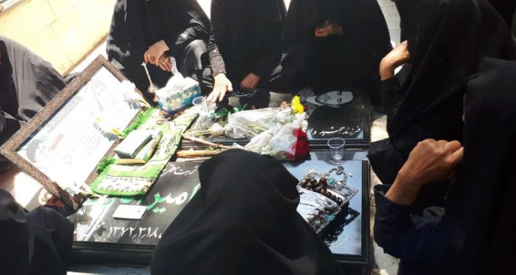 پدر و مادرم از شهادت برادرم پشیمان نیستند ولی از دزدی و اختلاس ها ناراحتتند و خواستار رسیدگی به وضعیت مردم هستند