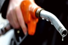 مخالفت 2 گروه سودجو با بازگشت کارت های سوخت/ اصرار دولت برای افزایش 70 درصدی قیمت بنزین/ مجلس با افزایش نرخ سوخت مخالفت کرد/ راهی جز 2 نرخی شدن بنزین نیست