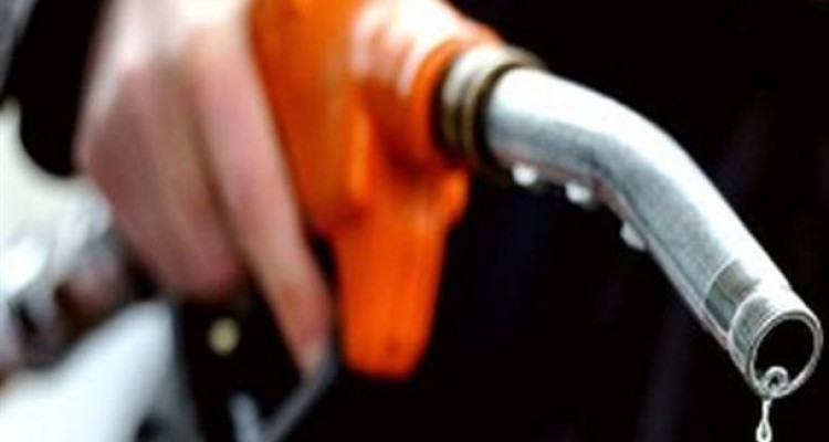 مخالفت 2 گروه سودجو با بازگشت کارت های سوخت/ اصرار دولت برای افزایش 70 درصدی قیمت بنزین/ مجلس با افزایش نرخ سوخت مخالفت کرد/ راهی جز 2 نرخی شدن بنزین نیست