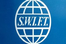 بلومبرگ: قطع دسترسی ایران به سوئیفت ایجاد بدیل‌های غیردلاری این سامانه را تسریع می‌کند