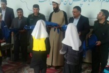 اهدای بسته های لوازم التحریر به دانش آموزان بی بضاعت در اسلام آبادغرب