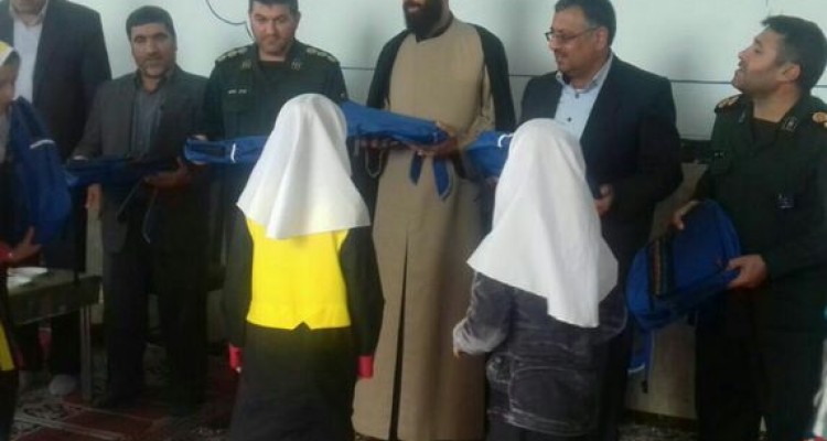 اهدای بسته های لوازم التحریر به دانش آموزان بی بضاعت در اسلام آبادغرب