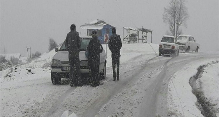 الزامی شدن استفاده از زنجیرچرخ در ارتفاعات محور کرج ـ چالوس/ ترافیک پرحجم در محور ایلام به مهران
