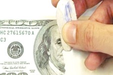 گره زدن اقتصاد کشور به دلار صحیح نیست/ طرح حذف دلار کمک شایانی به اقتصاد می کند/ لزوم تقویت دیپلماسی برای مراوده با ارز سایر کشورها در مبادلات اقتصادی