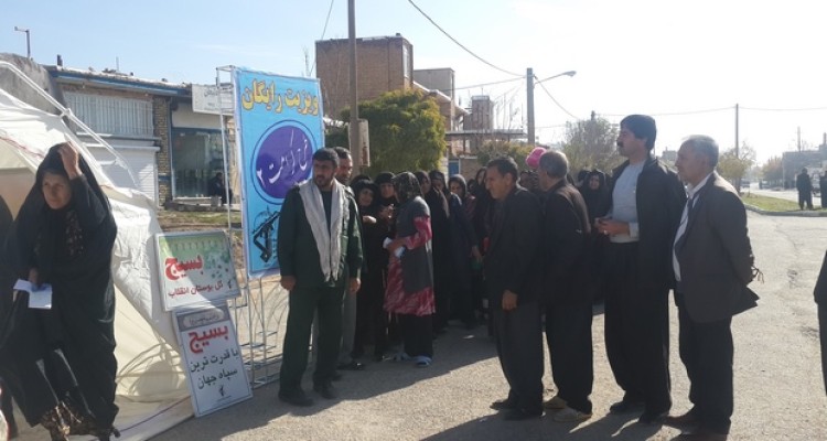 ارائه ویزیت و داروی رایگان در محلات محروم اسلام آبادغرب/ اردوی جهادی شهید زمانی