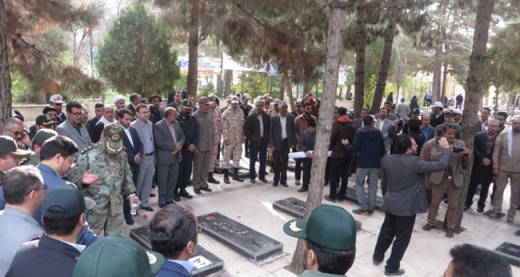 غبار روبی و عطرافشانی مزار شهدا در اسلام آبادغرب+ تصاویر