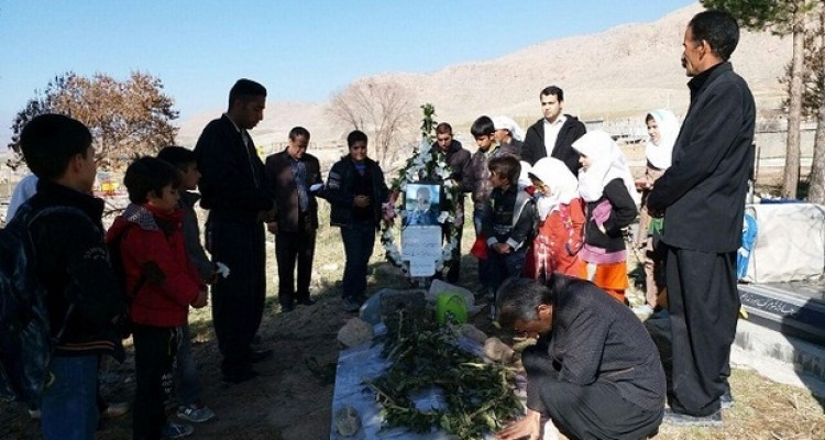 وداع سوزناک دانش آموزان اسلام آبادی با همکلاسی شان