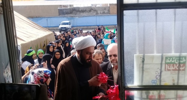 برگزاری نمایشگاه انقلاب در دبیرستان فاطمه الزهرا(س) اسلام آبادغرب+ تصاویر