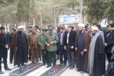 غبارروبی و عطرافشانی مزار شهدا در اسلام آبادغرب+تصاویر