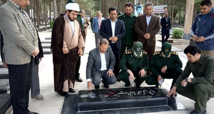 غبار روبی و عطر افشانی مزار شهدا توسط پرسنل سپاه پاسداران و فرهنگیان به مناسبت هفته عقیدتی سیاسی و روز معلم